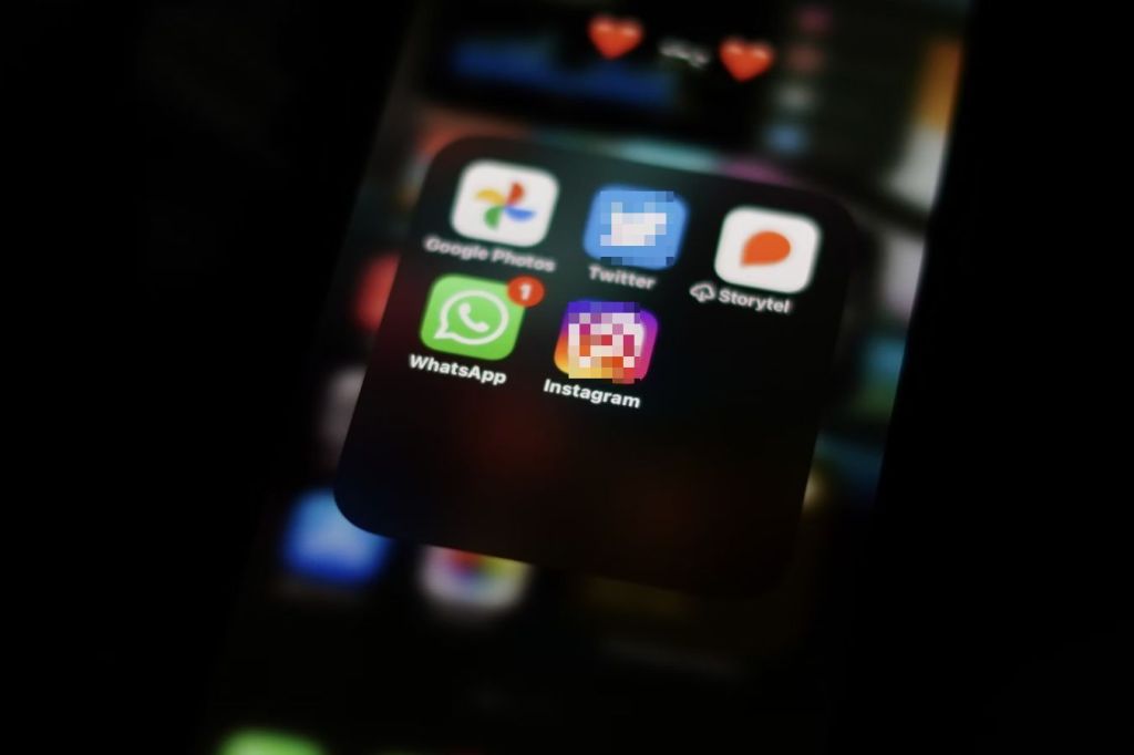 ikone društvenih mreža na mobitelu s cenzuriranim ikonama twittera i instagrama